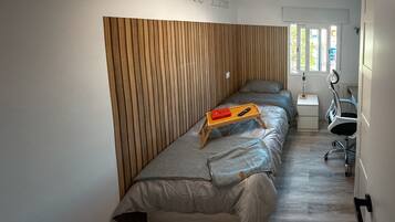 1 slaapkamer, een kluis op de kamer, een strijkplank/strijkijzer