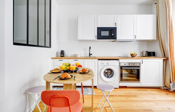 Departamento urbano, 1 habitación, para no fumadores | Área de sala de estar | Smart TV de 40 pulgadas con canales vía satélite 