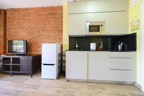 Kühlschrank, Mikrowelle, Ofen, Wasserkocher mit Kaffee-/Teezubehör