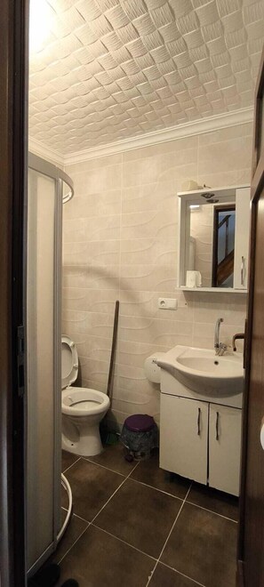 ファミリー デュープレックス バルコニー レイクビュー | バスルーム | シャワー、ヘアドライヤー、タオル、石鹸