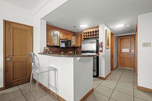 Refrigerador, microondas, placa de cocina, lavavajillas