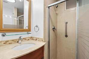 Dusche, Haartrockner, Shampoo