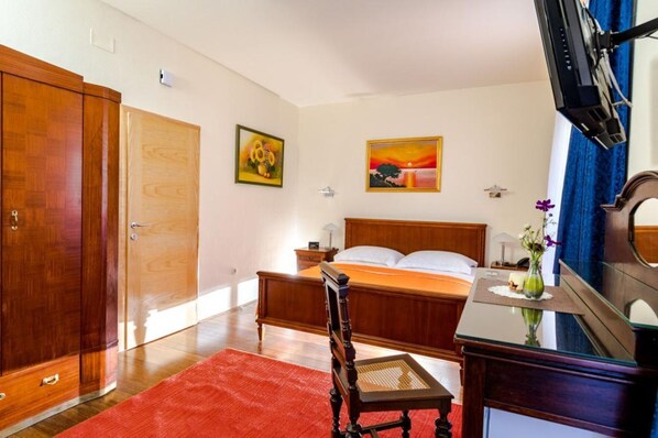 1 quarto, ferros/tábuas de passar roupa