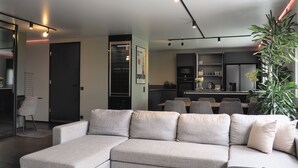 Apartemen Premium, pemandangan kota | Area keluarga | Smart TV 46-inci dengan saluran TV kabel