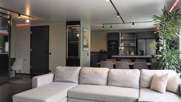 Apartamento premium, vista para a cidade | Área de estar | Smart TV 46 polegadas com canais a cabo