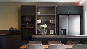 Apartemen Premium, pemandangan kota | Dapur pribadi | Mesin pembuat kopi/teh, ketel listrik, lemari pembeku, dan dapur terbuka