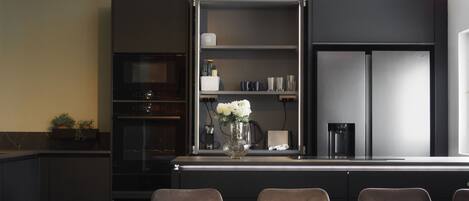 Apartamento premium, vista para a cidade | Cozinha privada | Cafeteira/chaleira, chaleira elétrica, freezer, cozinha com ilha