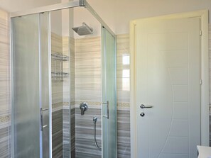 Dusche, Haartrockner, Bidet, Handtücher