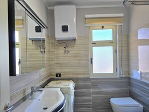Shower, hair dryer, towels - Sea Vista Durres 099 (Durres)