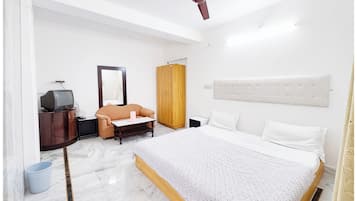 Deluxe Double Room | Desk, soundproofing, free WiFi, bed sheets