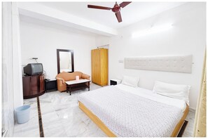 Deluxe Double Room | Desk, soundproofing, free WiFi, bed sheets