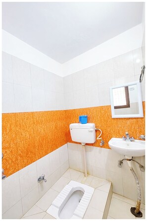 Shower, rainfall showerhead, free toiletries, slippers