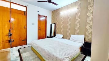 Desk, soundproofing, free WiFi, bed sheets