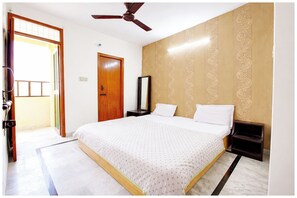 Deluxe Double Room, Multiple Beds, City View | Desk, soundproofing, free WiFi, bed sheets
