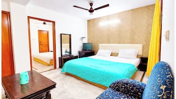 Desk, soundproofing, free WiFi, bed sheets