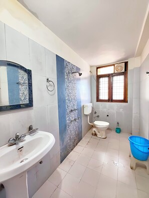 Douche, douche cascade, articles de toilette (gratuits), pantoufles