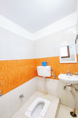 Regadera, regadera tipo lluvia, amenidades de baño gratuitas, pantuflas 