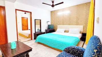 Desk, soundproofing, free WiFi, bed sheets