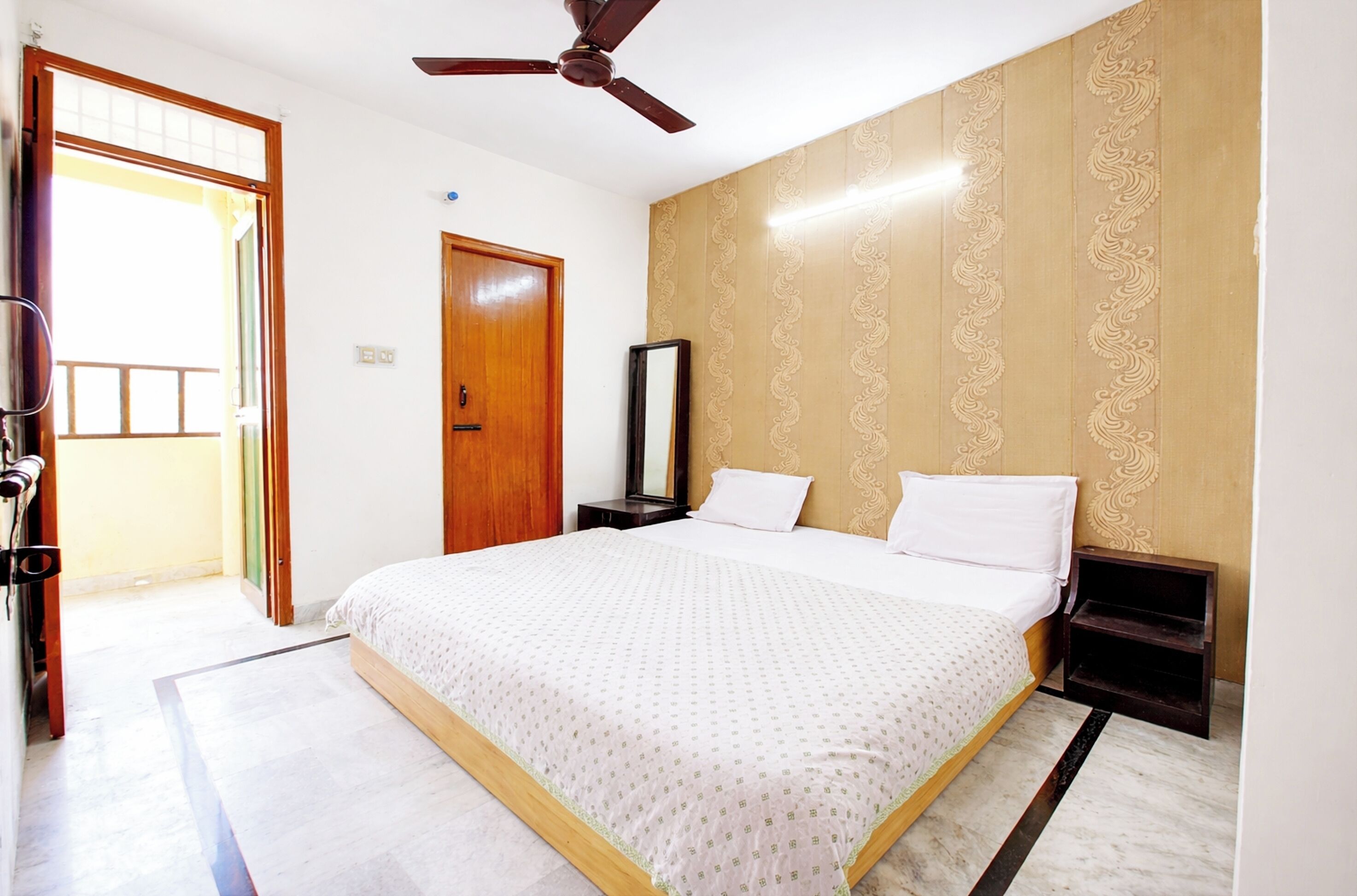 Escritorio, insonorización, wifi gratis y ropa de cama 