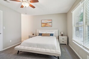 2 Schlafzimmer, Schreibtisch, Bügeleisen/Bügelbrett, Reisekinderbett