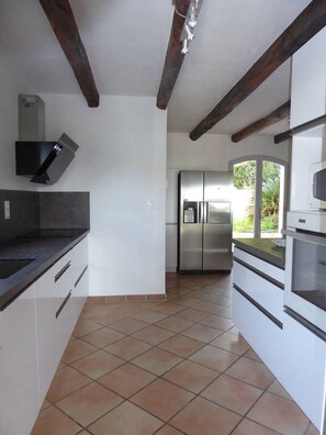 Micro-ondes, four, plaque de cuisson, lave-vaisselle