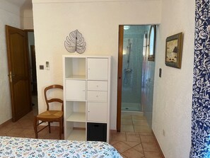 3 habitaciones, tabla de planchar con plancha, wifi y ropa de cama 