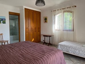 3 bedrooms, iron/ironing board, WiFi, bed sheets