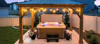 Meridian Luxury | 5BR Resort Style, Game Room, BBQ, Fire Pit, Hot Tub