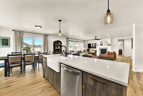 Meridian Luxury | 5BR Resort Style, Game Room, BBQ, Fire Pit, Hot Tub