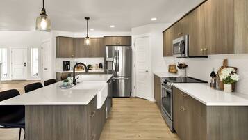 Refrigerador, microondas, horno, placa de cocina