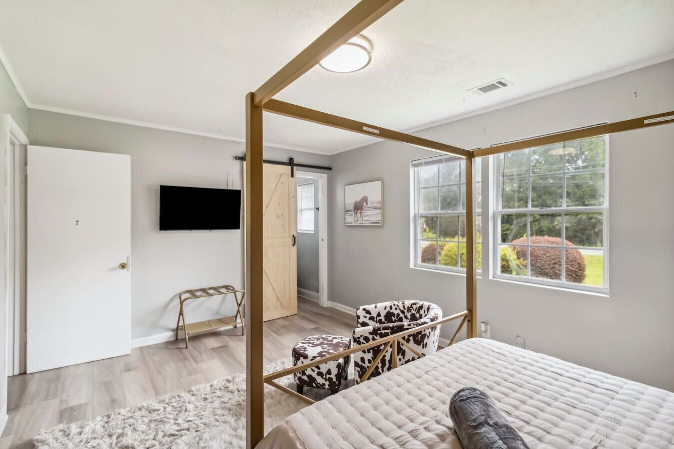 5 slaapkamers, een bureau, een strijkplank/strijkijzer, reisbedje