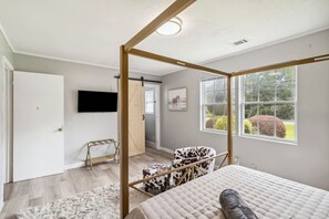 5 bedrooms, desk, iron/ironing board, travel crib