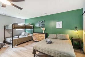 5 slaapkamers, een bureau, een strijkplank/strijkijzer, reisbedje