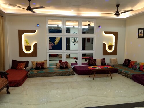 Luxurious3BHK+Large Hall+4 Beds+4 Bathrooms+Wifi+Parking+Lift+Metro+PetFriendly