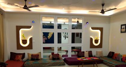 Luxurious3BHK+Large Hall+4 Beds+4 Bathrooms+Wifi+Parking+Lift+Metro+PetFriendly