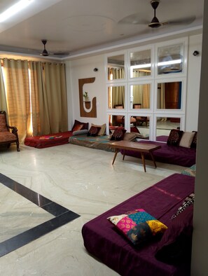 Interior - Luxurious3BHK+Large Hall+4 Beds+4 Bathrooms+Wifi+Parking+Lift+Metro+PetFriendly (Delhi)