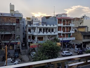 Property grounds - Luxurious3BHK+Large Hall+4 Beds+4 Bathrooms+Wifi+Parking+Lift+Metro+PetFriendly (Delhi)