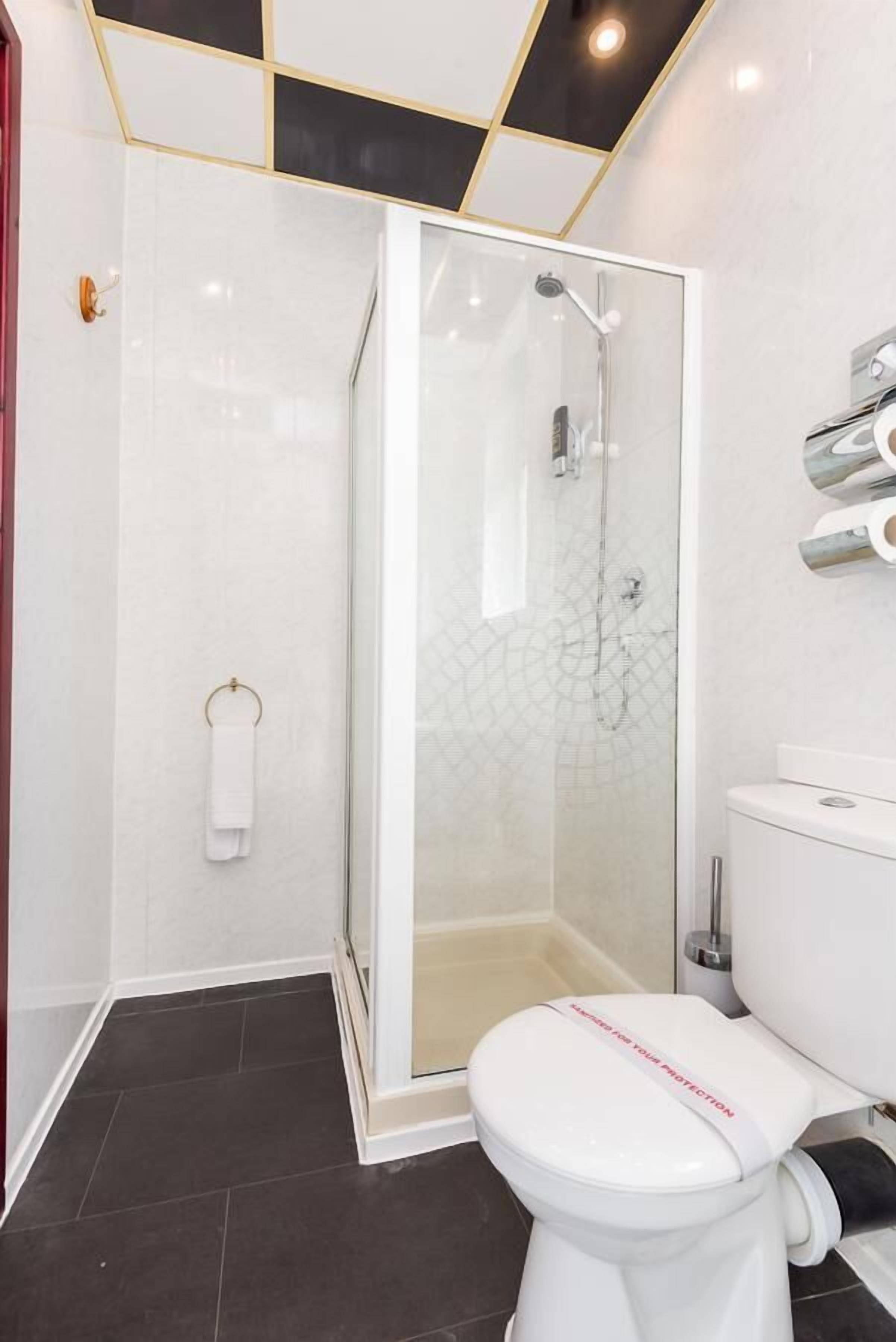 Chambre Double Supérieure | Salle de bain | Douche, sèche-cheveux, serviettes fournies, savon