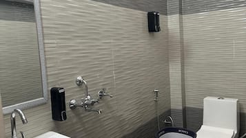 Xà phòng, dầu gội, giấy vệ sinh
