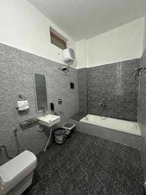 Soap, shampoo, toilet paper - Geetatri Luxury Homestay (Varanasi)