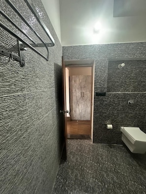 Soap, shampoo, toilet paper - Geetatri Luxury Homestay (Varanasi)