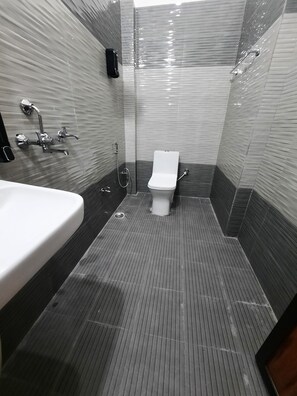 Super Deluxe Room | Bathroom | Soap, shampoo, toilet paper - Geetatri Luxury Homestay (Varanasi)