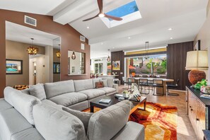 TV - Eat Play Love – Designer Palm Springs Home with Pool, Mountain Views, Games & Outdoor Dining (Palm Springs)