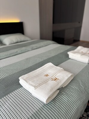 2 bedrooms, in-room safe, desk, iron/ironing board
