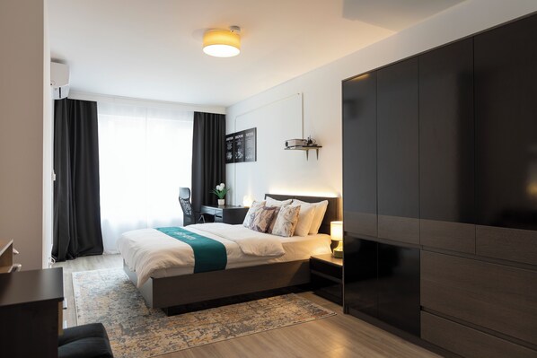 2 chambres, coffre-fort, bureau, fer et planche à repasser