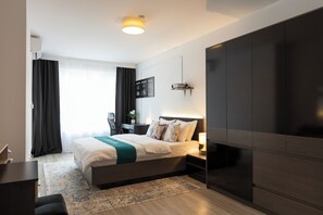 2 chambres, coffres-forts dans les chambres, bureau