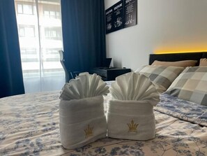 2 soveværelser, pengeskab på værelset, skrivebord, strygejern/strygebræt