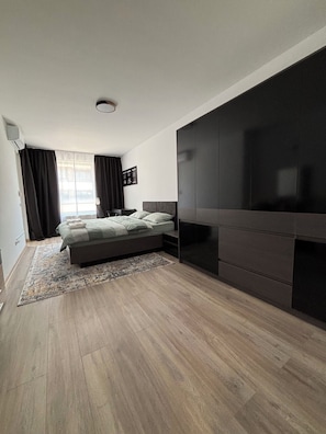 2 bedrooms, in-room safe, desk, iron/ironing board