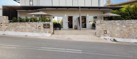 ด้านหน้าที่พัก