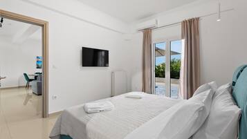 Apartment, 2 Bedrooms | Soundproofing, iron/ironing board, free cribs/infant beds, free WiFi